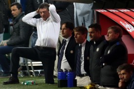 Mazzarri mentre fantastica sulle palle gol