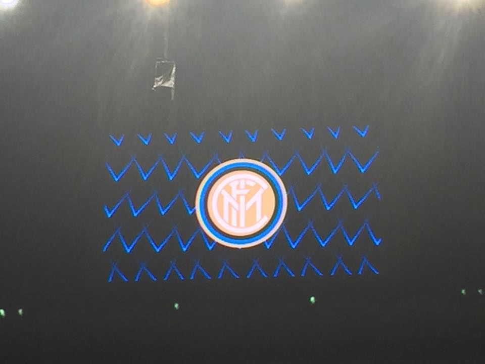 il logo dell'Inter sul tabellone di san siro