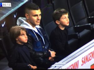 Icardi in tribuna coi figli