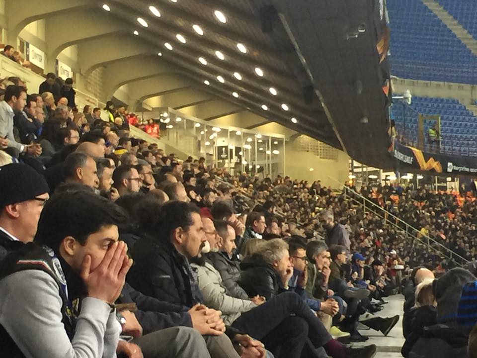 tifosi dell'inter che guardano la partita