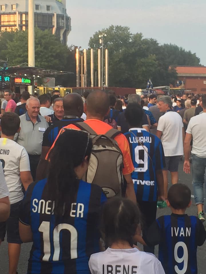 tifosi interisti fuori dallo stadio