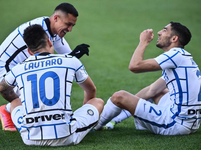 Giocatori dell'Inter esultano dopo il gol al Torino il 14 marzo 2021