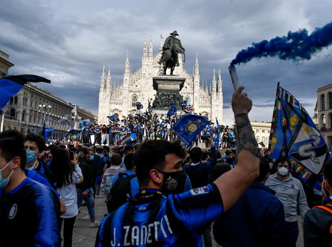 la festa in duomo dei tifosi interisti per lo scudetto 2021